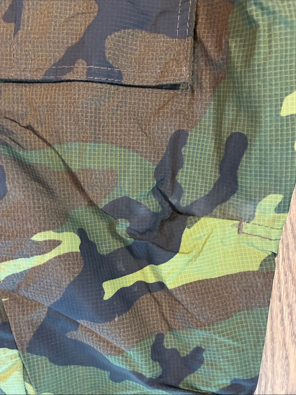 DSQUARED2 Men's Green Camouflage Cargo Pants with Orange Zip Pull - Picture 9 of 10
